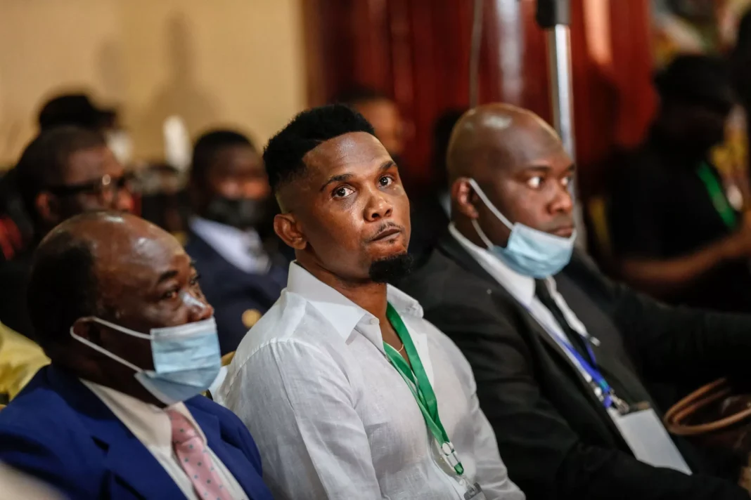 Corruption, trafics d’influence : CAF-Samuel Eto’o visé par une enquête Groupe de personnes en réunion, certains portant des masques faciaux.