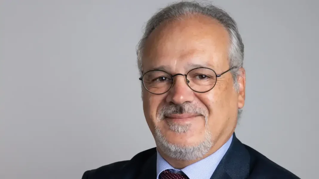 Niger : L’ambassadeur de France a quitté officiellement le pays Homme d'affaires avec lunettes et barbe, portrait professionnel.