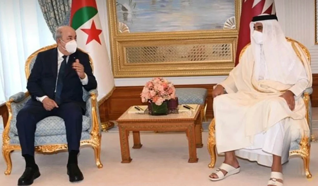 Le Qatar prévoit la construction d’un complexe pétrochimique en Algérie Deux dirigeants en discussion dans un cadre officiel avec drapeaux en arrière-plan.
