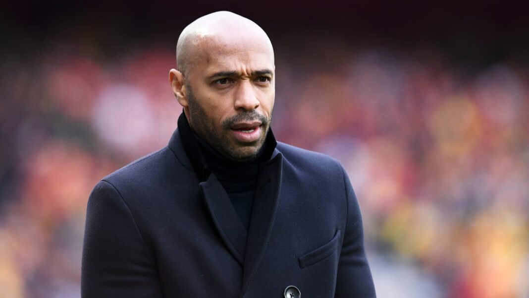 Thierry Henry est le nouvel entraîneur de l’équipe de France aux JO de Paris Thierry Henry en costume, regard concentré lors d'un match.
