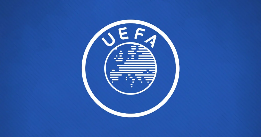 UEFA : Voici les finalistes nominés pour le titre de meilleur joueur de l’année Logo de l'UEFA sur fond bleu pour le football européen.