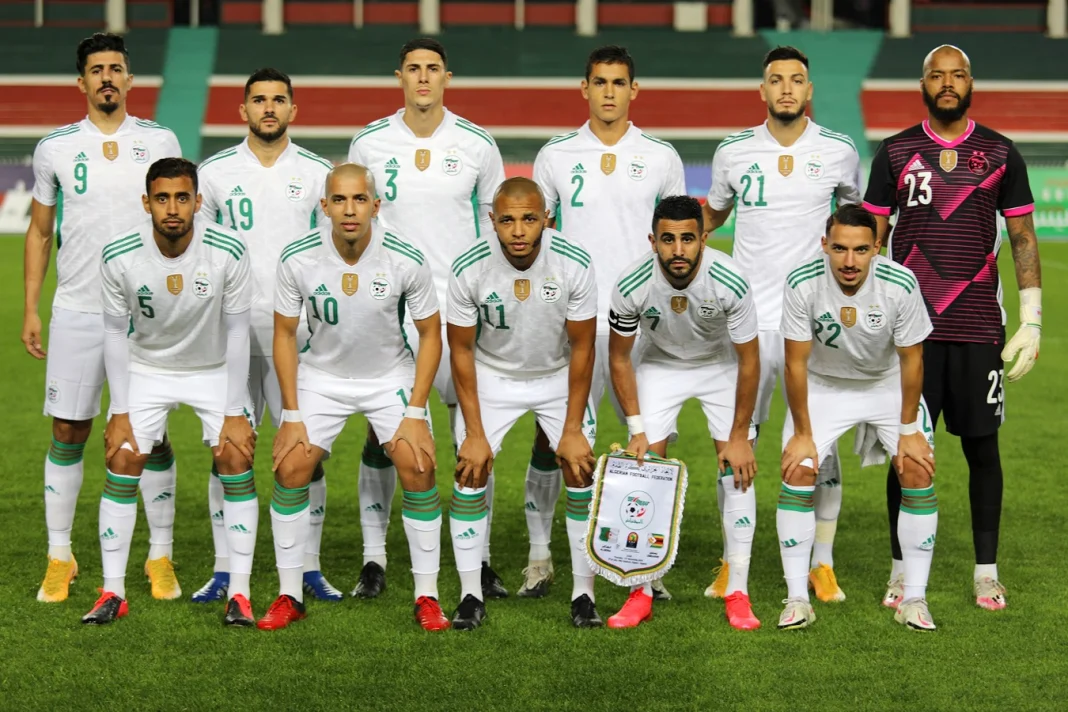Fennec: Un autre binational veut jouer pour les verts. Son nom est… Groupe de joueurs marocains de football en tenue officielle sur le terrain.
