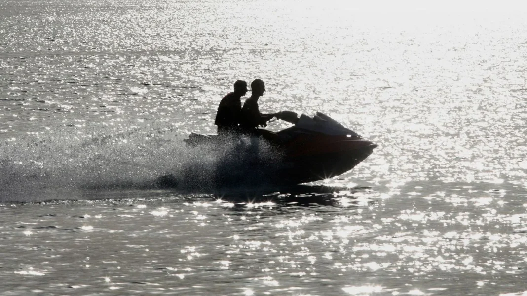 Meurtre de franco marocain par l’Algérie : La France réagit Deux jeunes sur un jet ski naviguant sur la mer au coucher du soleil.