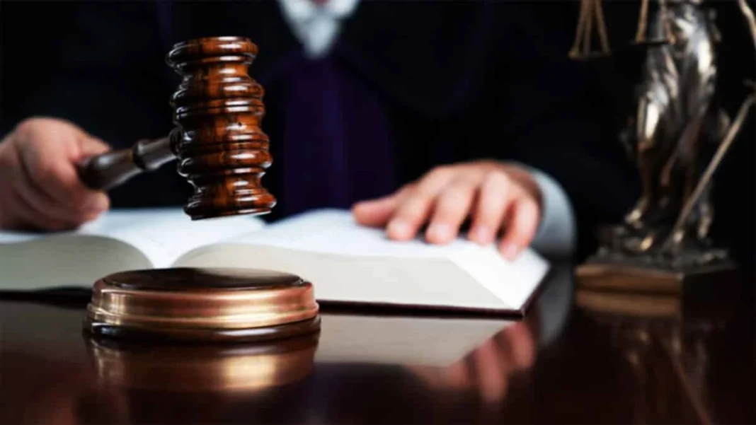 Jugement en cour pour cambriolage Juge frappant le marteau lors d'un procès pour cambriolage.