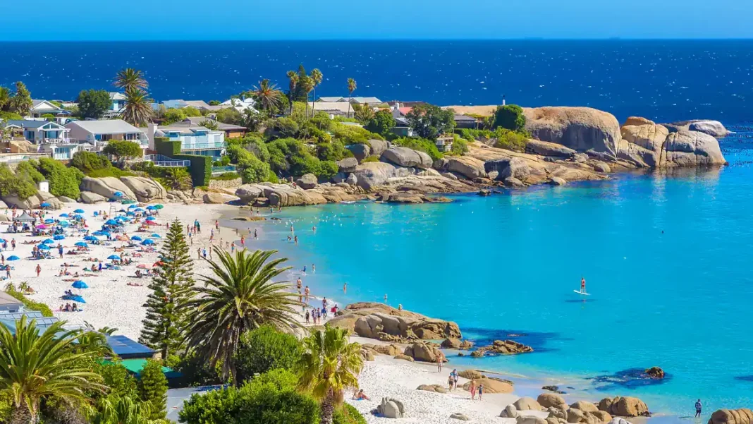 Villes les plus heureuses au monde : l’Algérie, la Tunisie et le Maroc font piètre figure Plage tropicale avec sable blanc, palmiers et eaux turquoise.