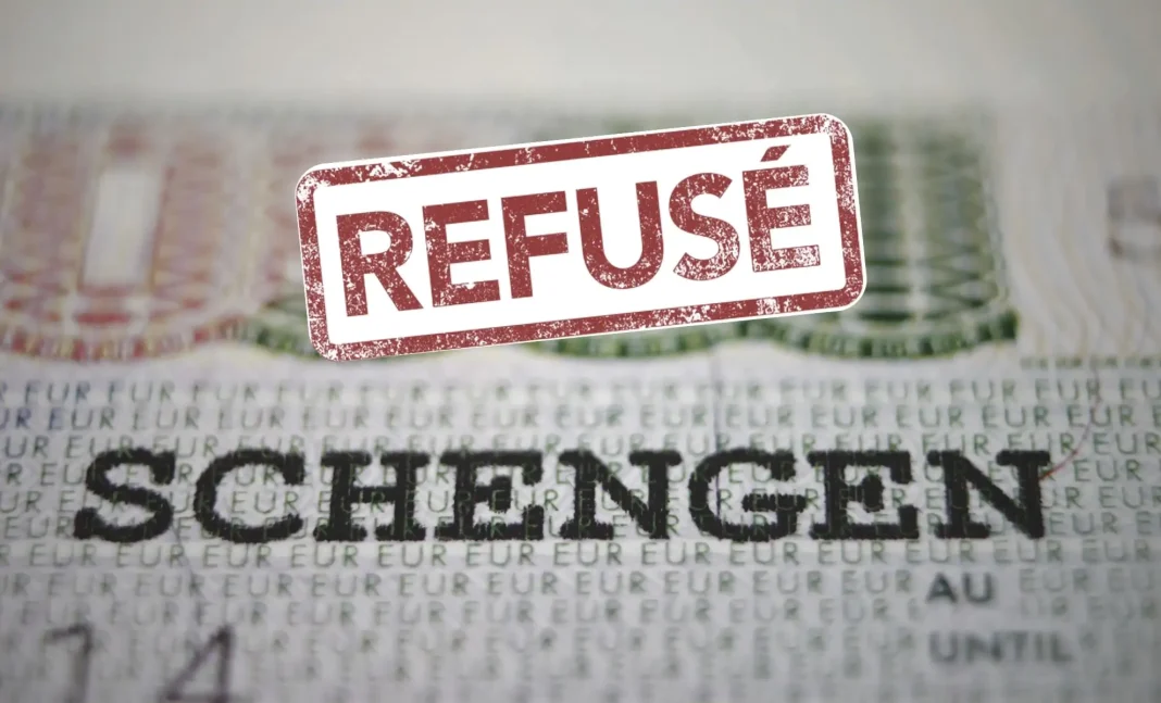 Visa Schengen refusé, document avec stamp 'Refusé'.