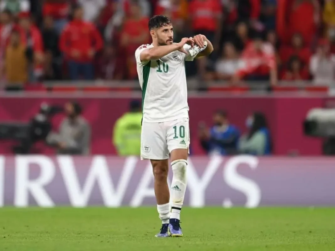 Youcef Belaili, joueur de football algérien, en pleine action lors d'un match.