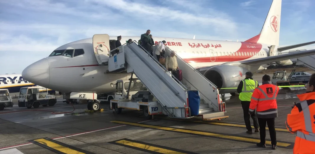 Air Algérie : la décision qui risque de mettre en colère les voyageurs Passagers embarquant dans un avion Air Algérie à l'aéroport.