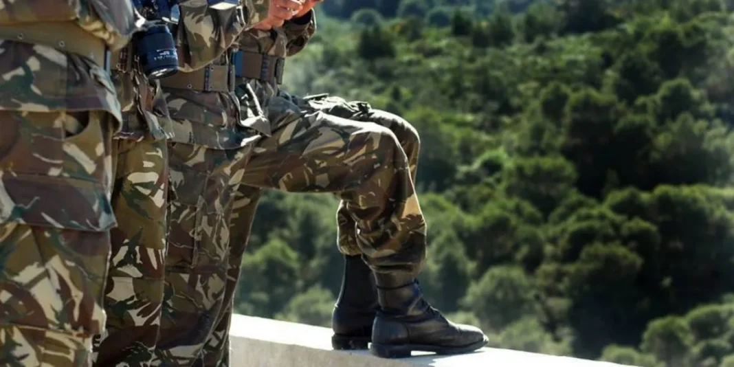« L’Armée d’Algérie est prête contre toutes menaces » Soldats en uniforme camouflage dans un environnement naturel.