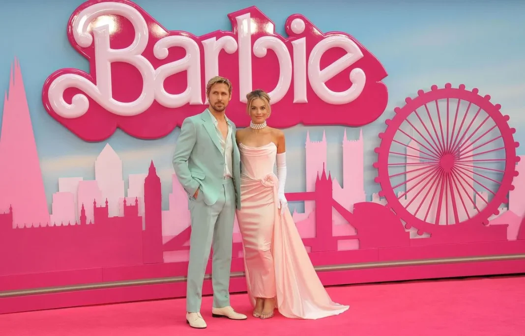 Barbie : Censuré en Algérie, diffusé au Maroc Couple posant devant un décor rose avec le logo Barbie et la grande roue.