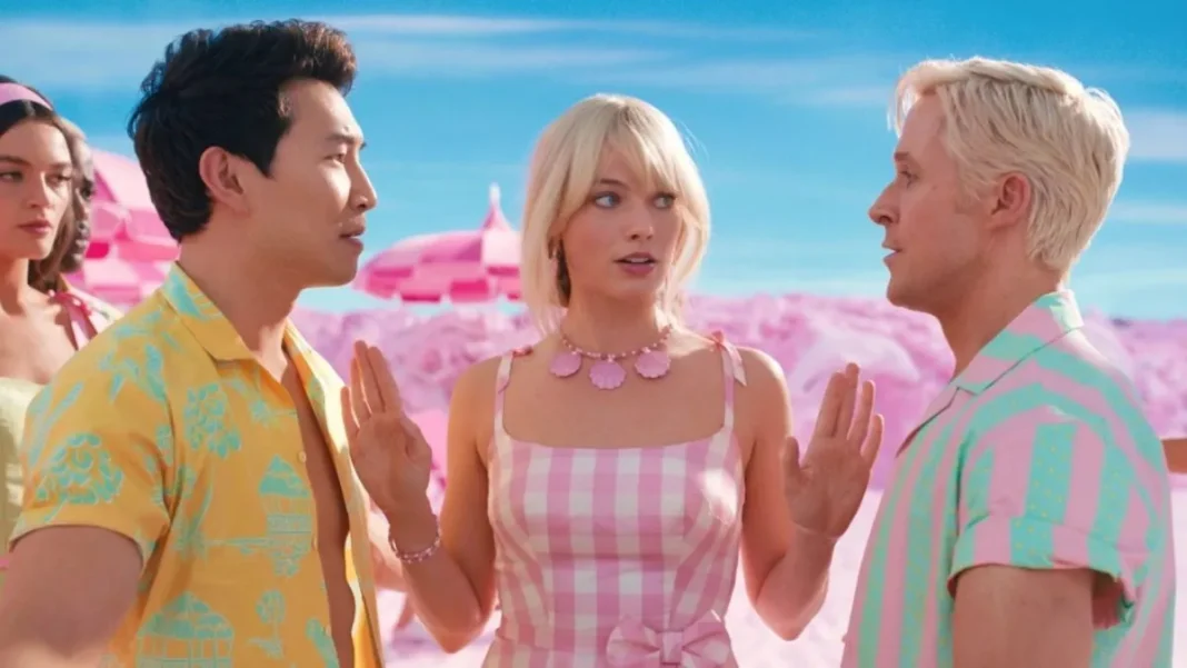 Suspension de la diffusion du film Barbie en Algérie: voici la raison Scène du film Barbie avec trois personnages en conversation.