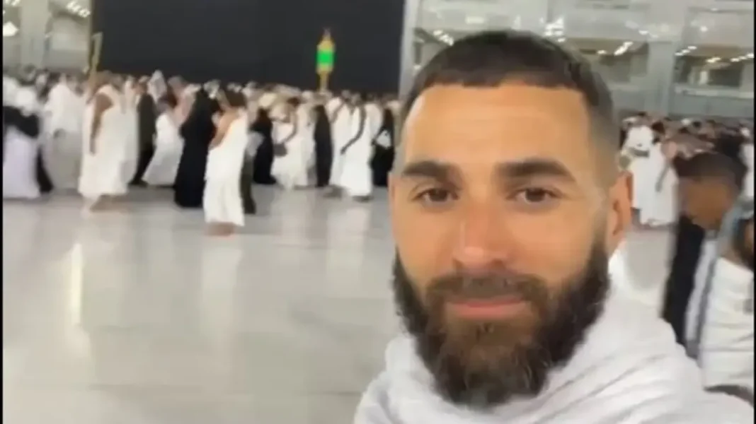Karim Benzema en pèlerinage à La Mecque, entouré de fidèles.