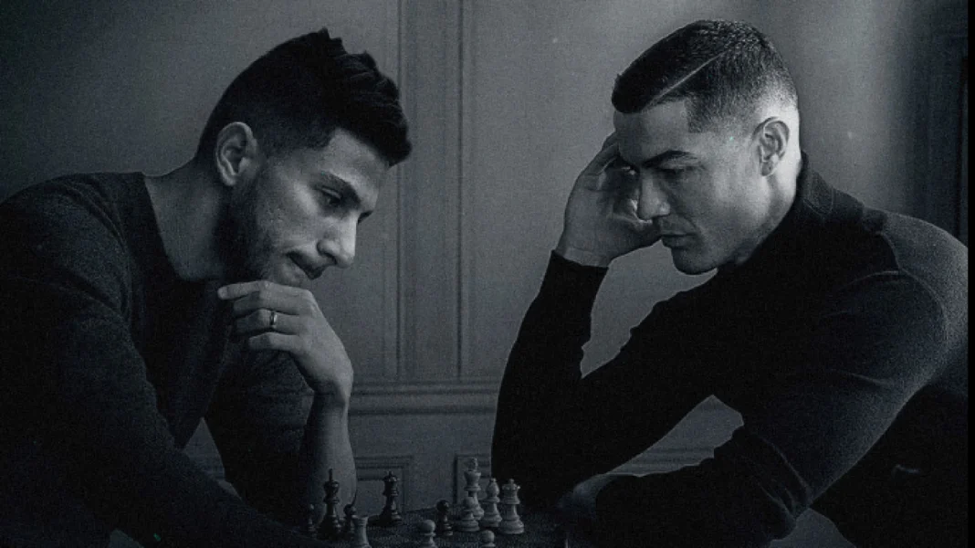 L’Algérien Bouzouk remplace Messi sur la photo d’échecs avec Ronaldo Deux hommes jouent aux échecs, Bouzouk remplaçant Messi dans la photo.