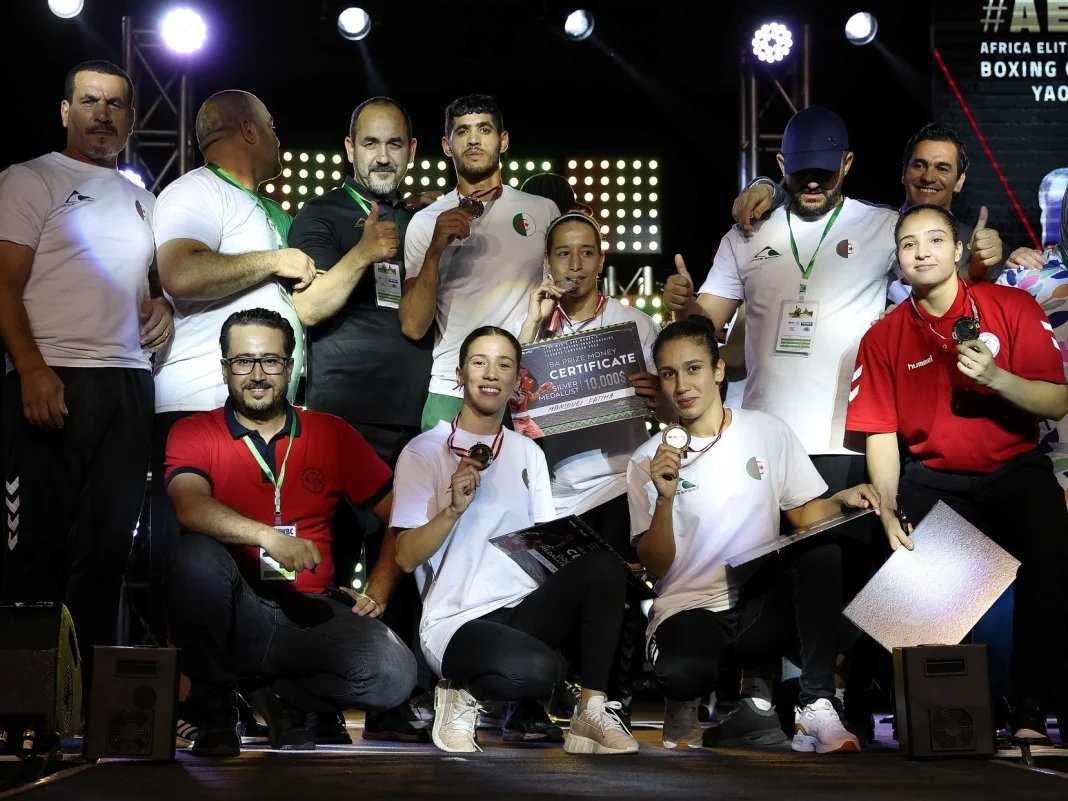 Boxe : L’Algérie brille aux mille feux Groupe de boxeurs et entraîneurs algériens lors de la cérémonie de remise des prix.