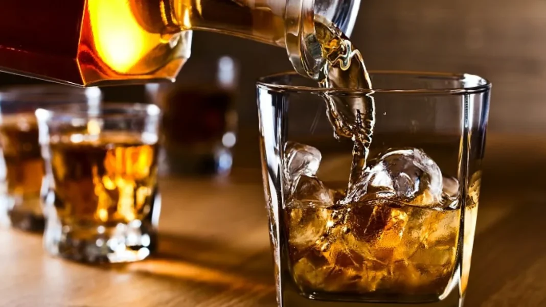 Consommation d’alcool : L’Algérie parmi les 10 premiers pays les moins alcooliques Verre de whisky avec glaçons, boisson alcoolisée.