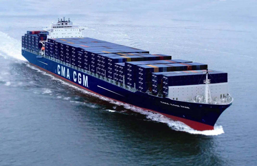 Officiel! L’Algérie désormais membre de la convention internationale sur la sécurité des conteneurs Navire porte-conteneurs en mer avec containers colorés.