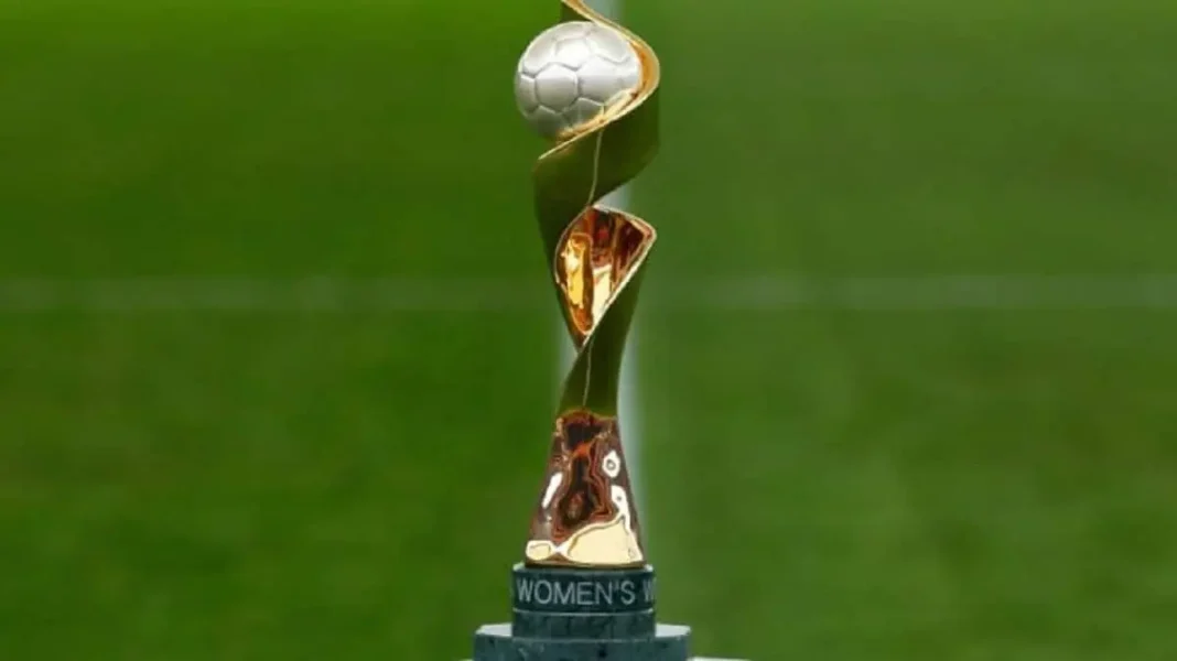 Coupe du monde 2023 (F) : cette nation africaine en huitièmes de finale Trophée de la Coupe du Monde Féminine 2023 sur un terrain vert.