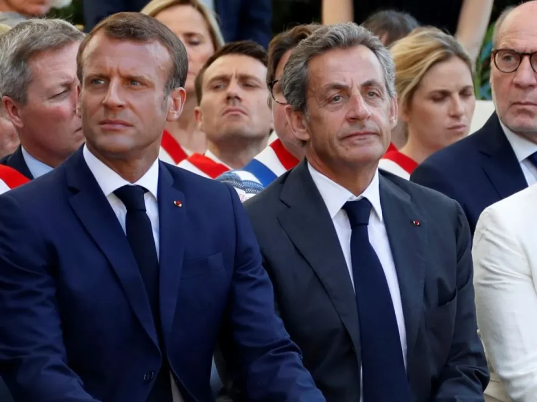 Présidents lors d'une cérémonie officielle Présidents français et algérien lors d'une cérémonie officielle.