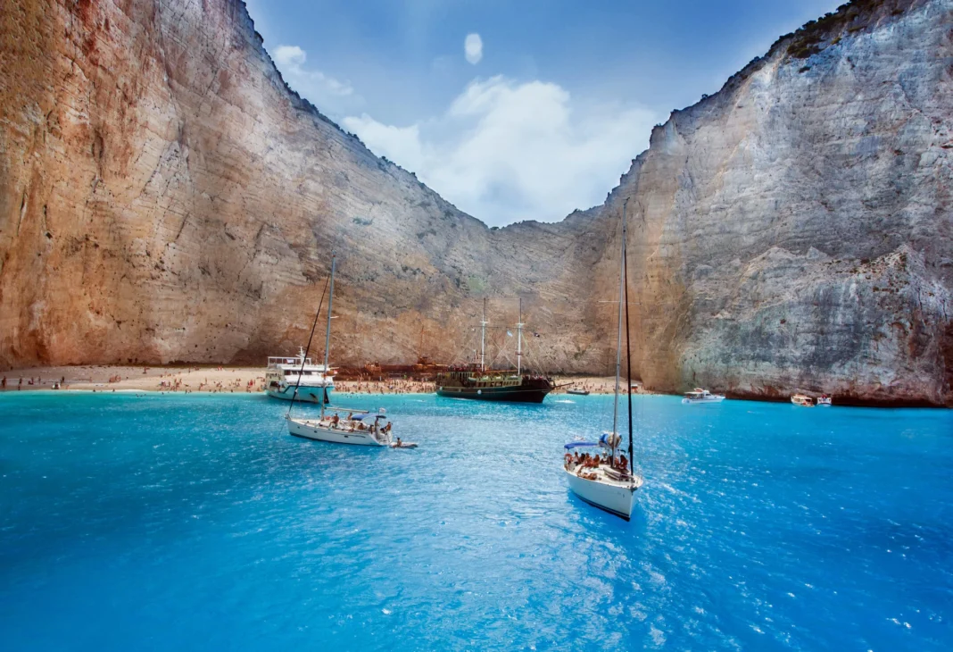 Top des destinations estivales 2023 : Le Maroc en tête, l’Algérie absente Calanque de Sormiou avec bateaux dans une crique en été.