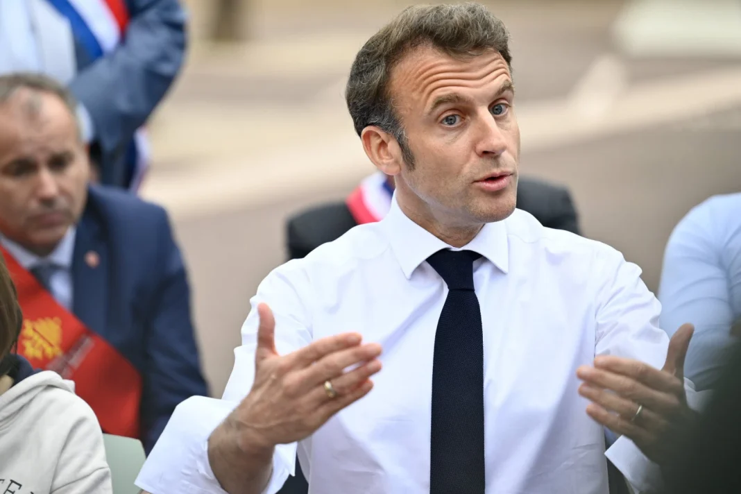 Emmanuel Macron parlant lors d'une réunion politique.