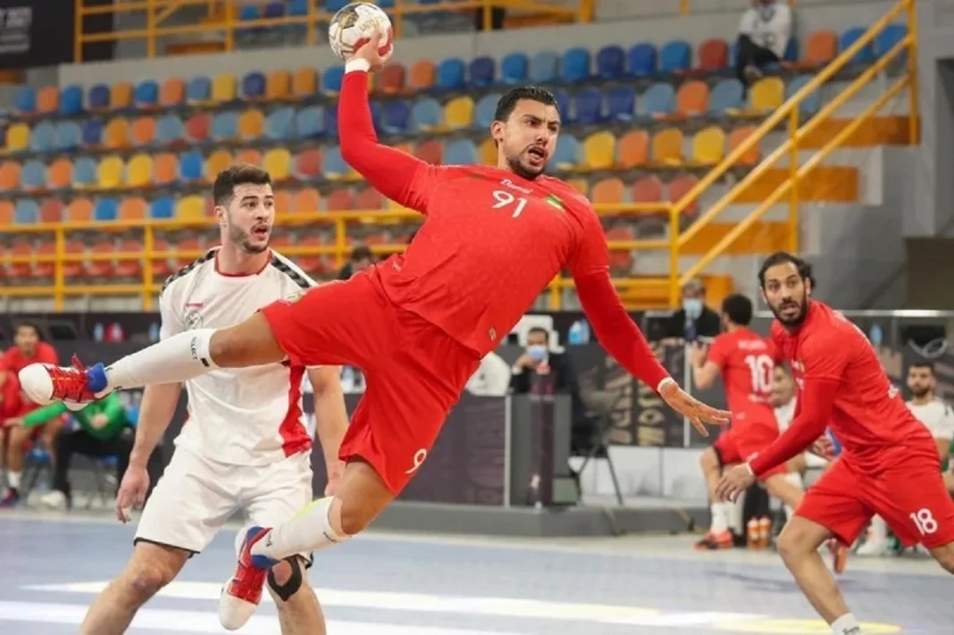 Handball U19 : Les Algériens s’inclinent devant les Marocains Jeune handballeur algérien en action lors d'un match contre le Maroc.
