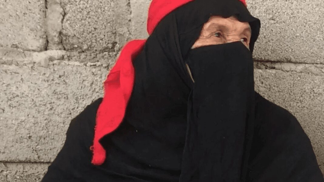 Une femme saoudienne s’inscrit à l’école à l’âge de 110 ans pour… Femme saoudienne âgée portant un voile noir et un foulard rouge.