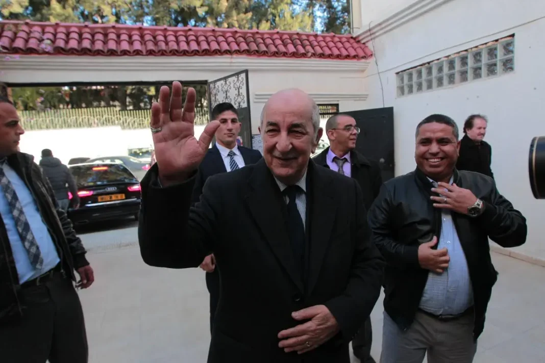Tourisme en Algérie : La diaspora algérienne en France fait une demande à Tebboune Homme en costume saluant lors d'une visite officielle en Algérie.
