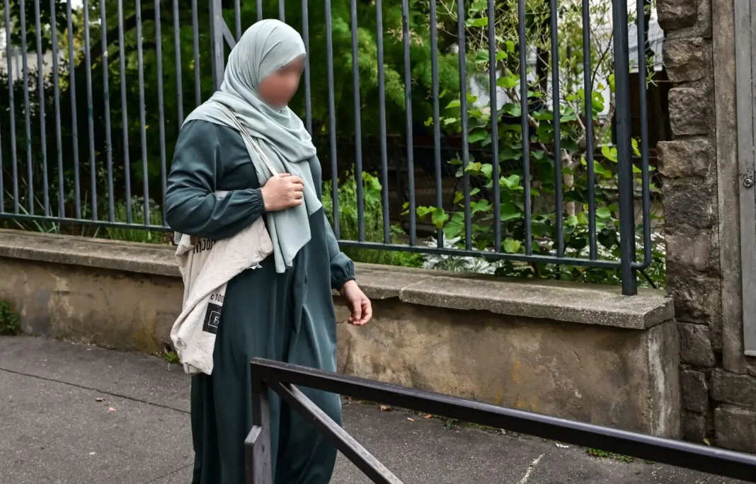 Avis aux algériens de France : le gouvernement Français interdit l’Abaya Femme en abaya avec hijab dans la rue en France.