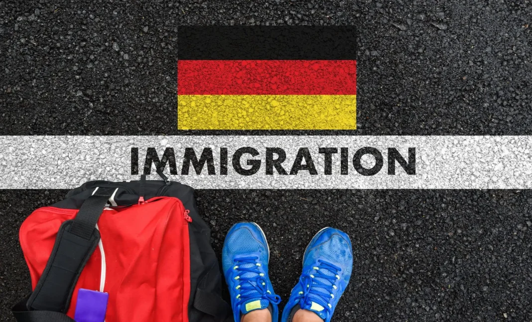 Avis à la diaspora algérienne : le gouvernement allemand simplifie l’octroi de la nationalité aux ressortissants étrangers Marche d'immigration avec drapeau allemand et sac à dos.