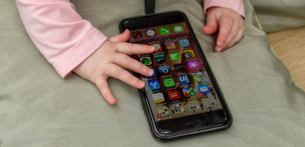 Un couple vend son bébé pour acheter un iPhone pour ceci… Enfant manipulant un smartphone avec plusieurs applications ouvertes.