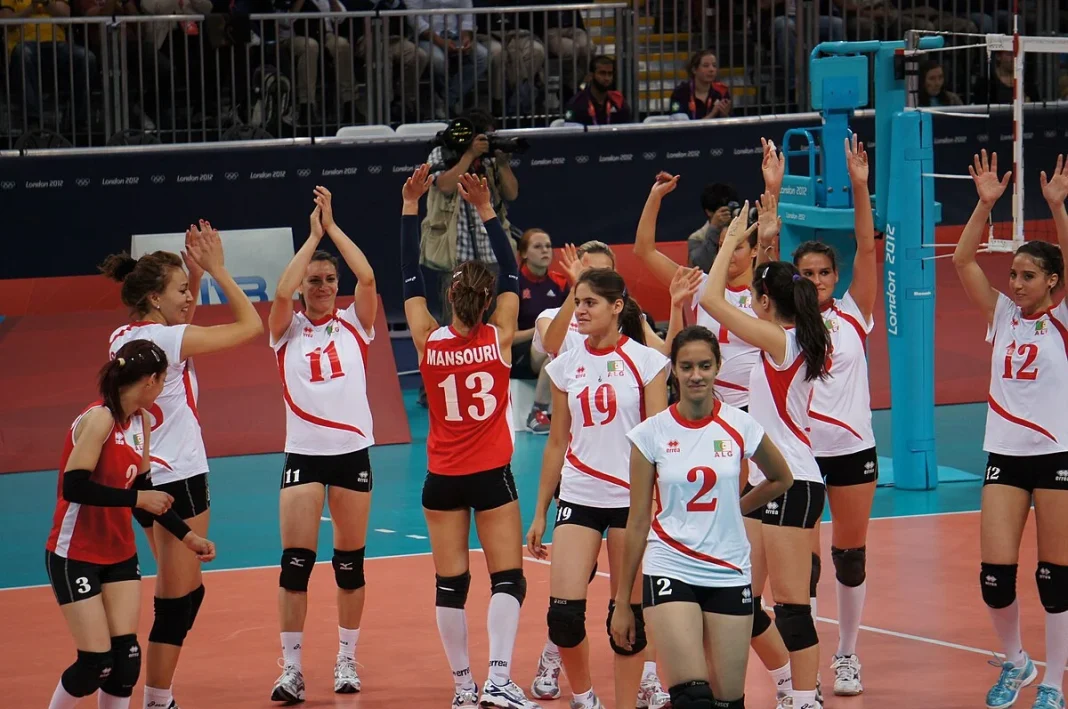 CAN-2023 dames : l’Algérie atomise le Nigeria et s’adjuge la 5e place Équipe féminine de volley-ball algérienne célébrant leur victoire contre le Nigeria.