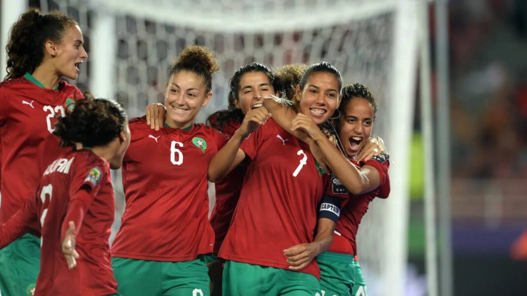 Mondial féminin: Les Lionnes de l’Atlas prêtes à sortir les griffes face à la France Équipe féminine marocaine de football célébrant un but.