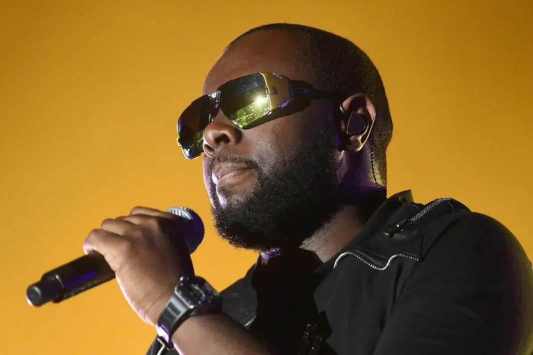 Tunisie : Maître Gims dénonce le traitement des migrants et annule son concert Maître Gims portant des lunettes de soleil noires en performance.