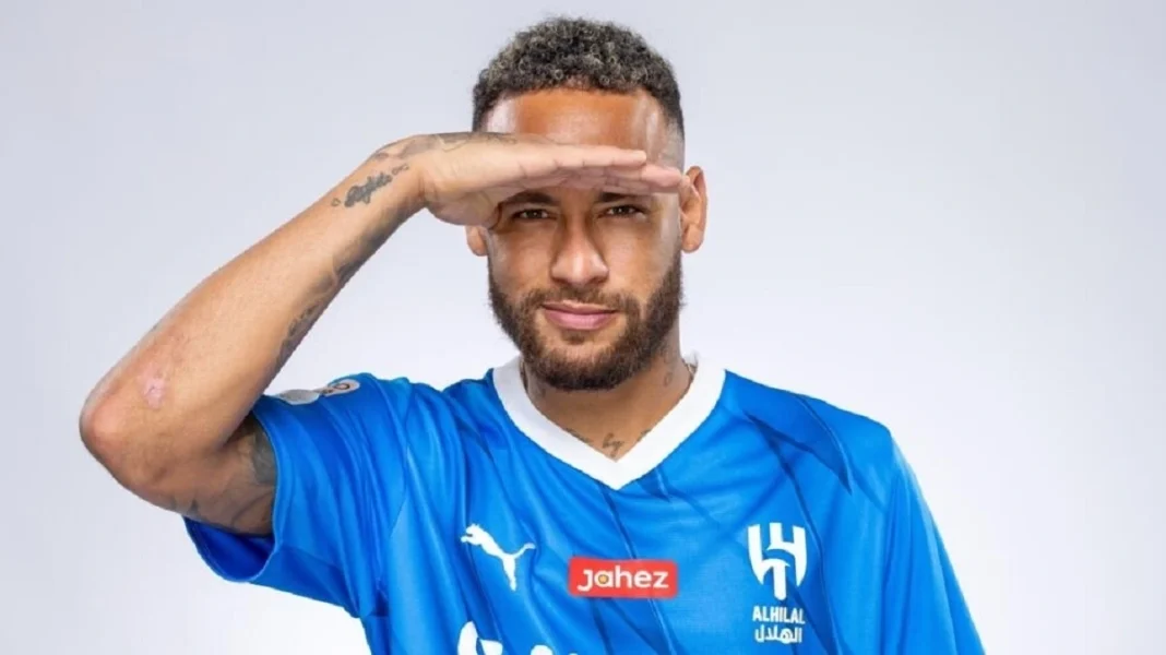 Arabie saoudite arrache Neymar de la scène européenne (Il rejoint Mahrez) Neymar saluant la foule en maillot d'Al Hilal.