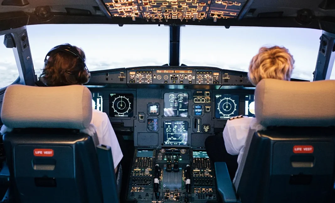 Pilotes dans le cockpit d'un avion Air Algérie en vol.