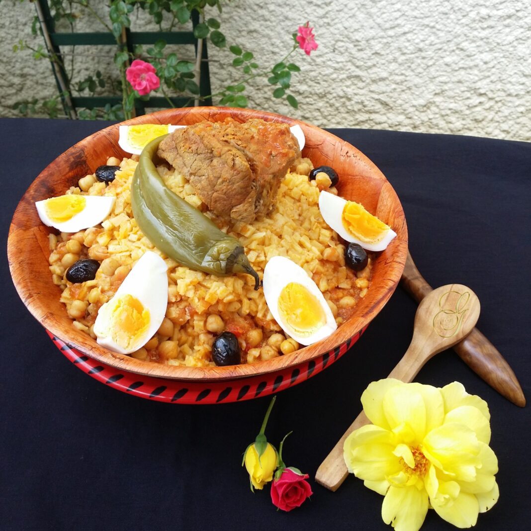 Le chakhchoukha Algérien premier dans le monde Chakhchoukha avec viande, œufs, poivron et olives, décor floral.
