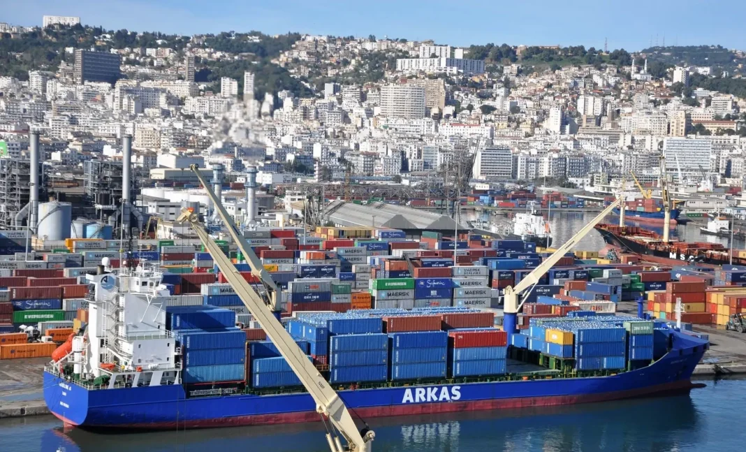 Algérie : les importateurs de biens finis rassurés par cette nouvelle mesure Navire cargo chargé de conteneurs dans un port animé en Algérie.