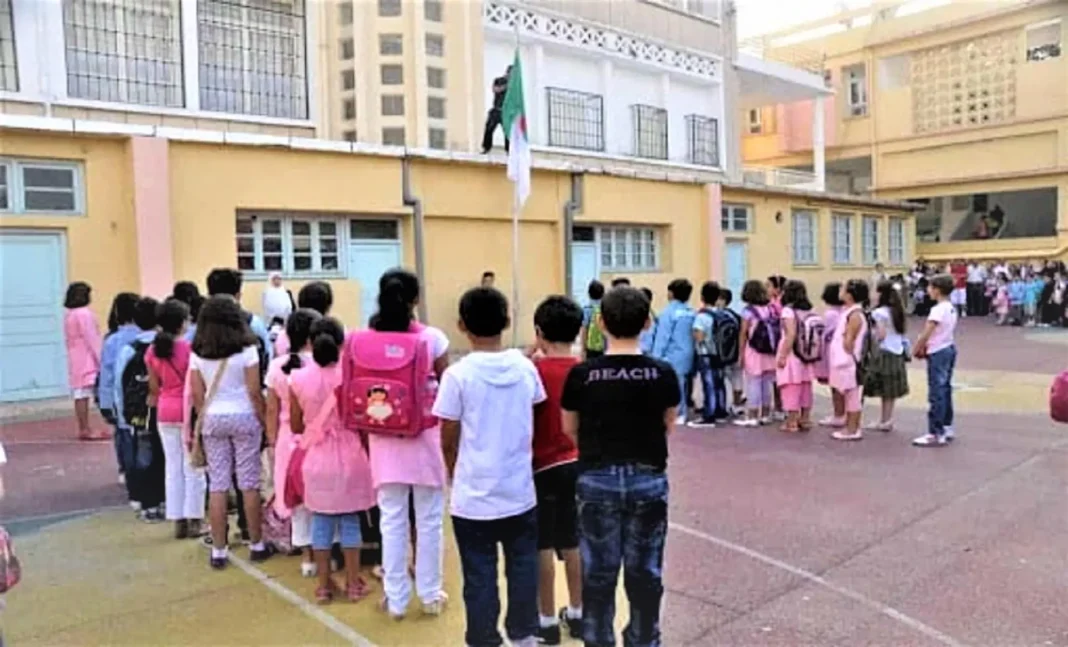 Algérie : Voici la date de la procahine rentrée scolaire Écoliers algériens lors de la rentrée scolaire dans une cour d'école.