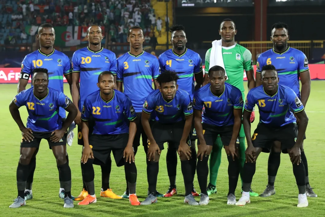 Elim CAN 2023 : La Tanzanie sera en Algérie à cette date Groupe de joueurs de football tanzaniens en tenue officielle sur le terrain.