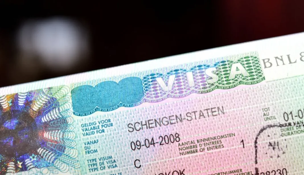 Visa Schengen pour les citoyens Visa Schengen avec date d'expiration et hologramme de sécurité.