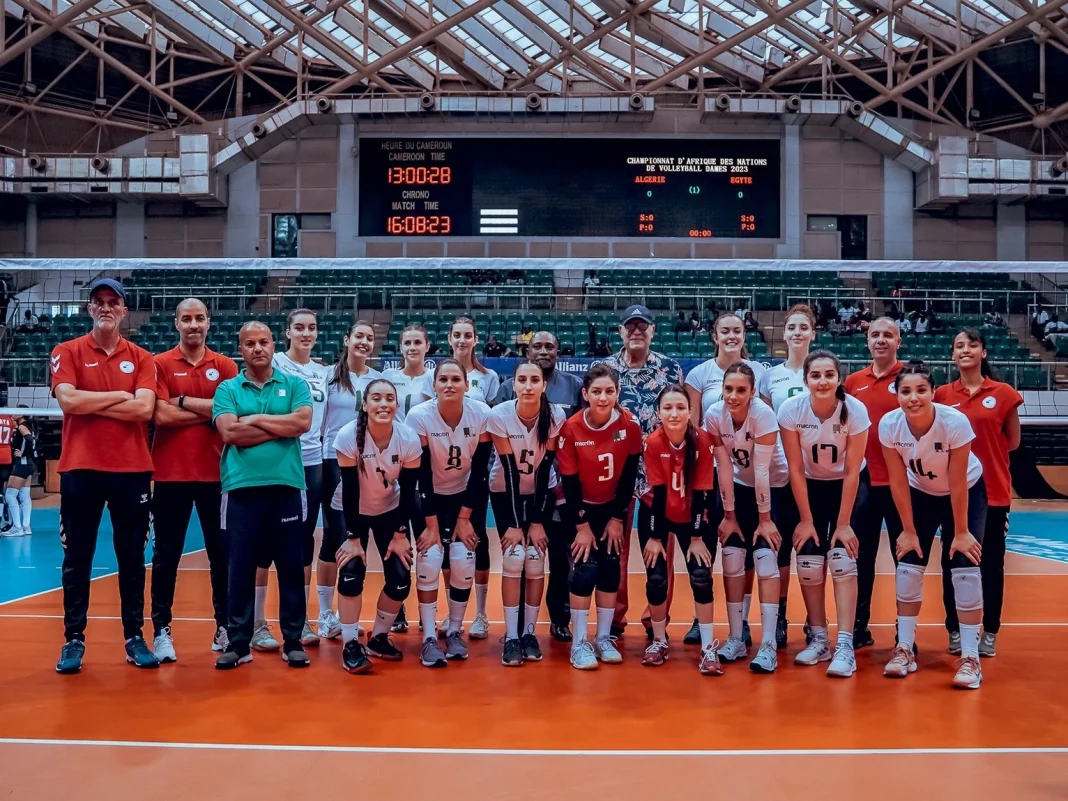 CAN 2023 Dames : L’Algérie domine le Nigeria (3-1) L'équipe féminine d'Algérie de volleyball après leur victoire contre le Nigeria.