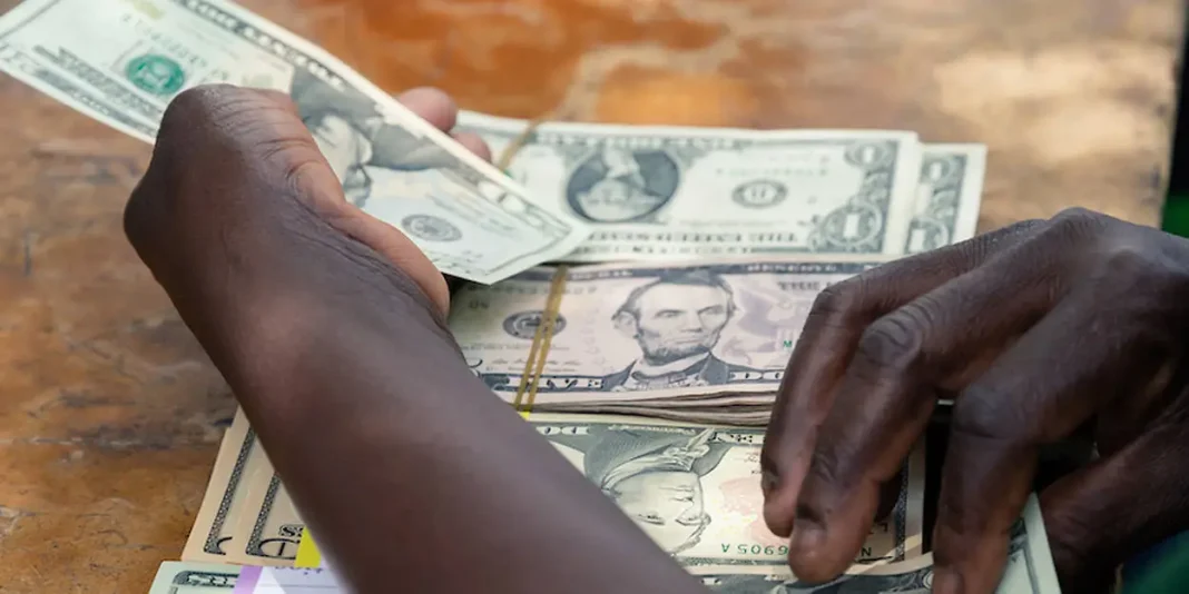 Économie mondiale et devises Main tenant des billets de banque en dollars américains.