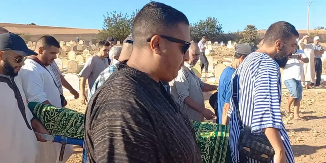 Tragédie d’Abdelali Mchiouer : L’Algérie retient le corps et exige une rançon Cérémonie funéraire avec plusieurs personnes en plein air en Algérie.