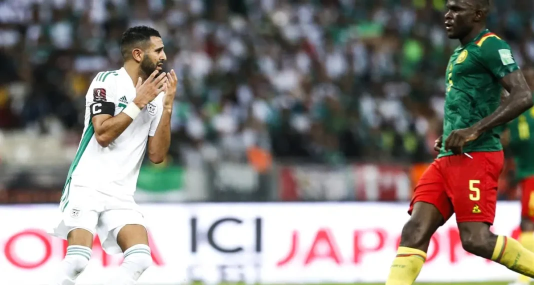 CAN 2023 : Vers un match épique Algérie vs Cameroun Joueur algérien en célébration face au joueur camerounais lors du match.