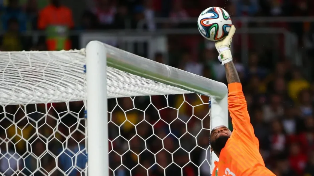 Gardien de but en pleine action avec le ballon dans la main.