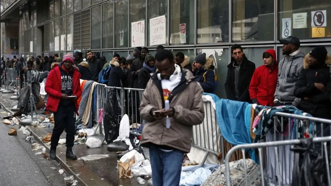 France : 64% des citoyens prônent la fin de l’immigration » Personnes en attente derrière des barrières de sécurité en France.