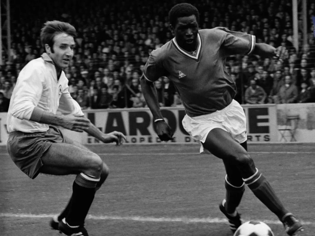Salif Kéita, pionnier du football africain Salif Kéita en action lors d'un match historique en 1970.