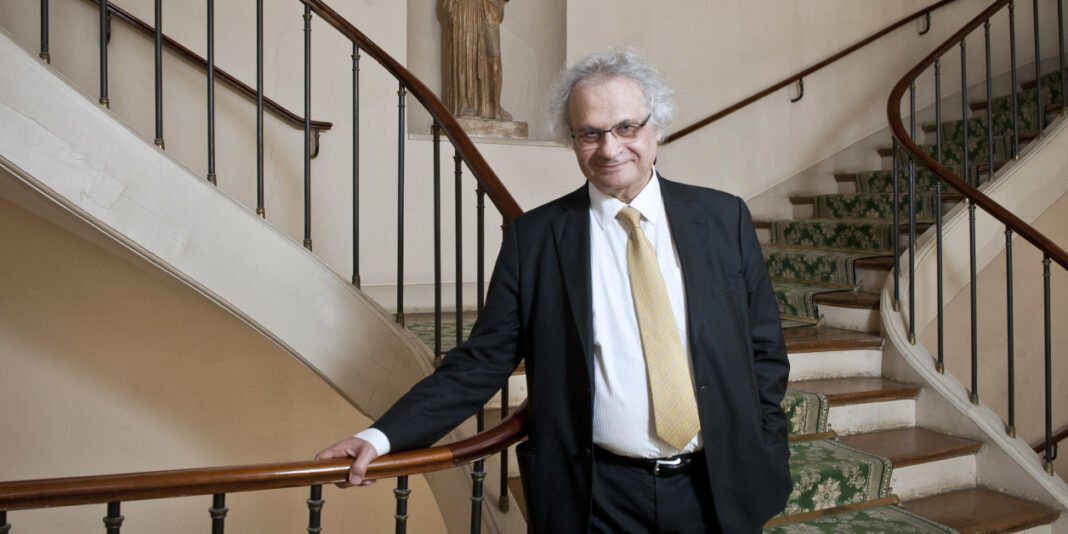 Amin Maalouf, écrivain, à l'escalier de l'Académie française.