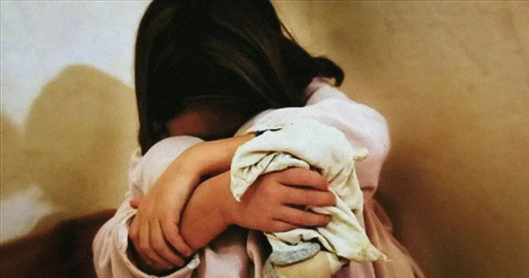 Agressions sexuelles en Algérie : des chiffres alarmants en 2023 Enfant pleurant et se blottissant dans une étreinte protectrice.