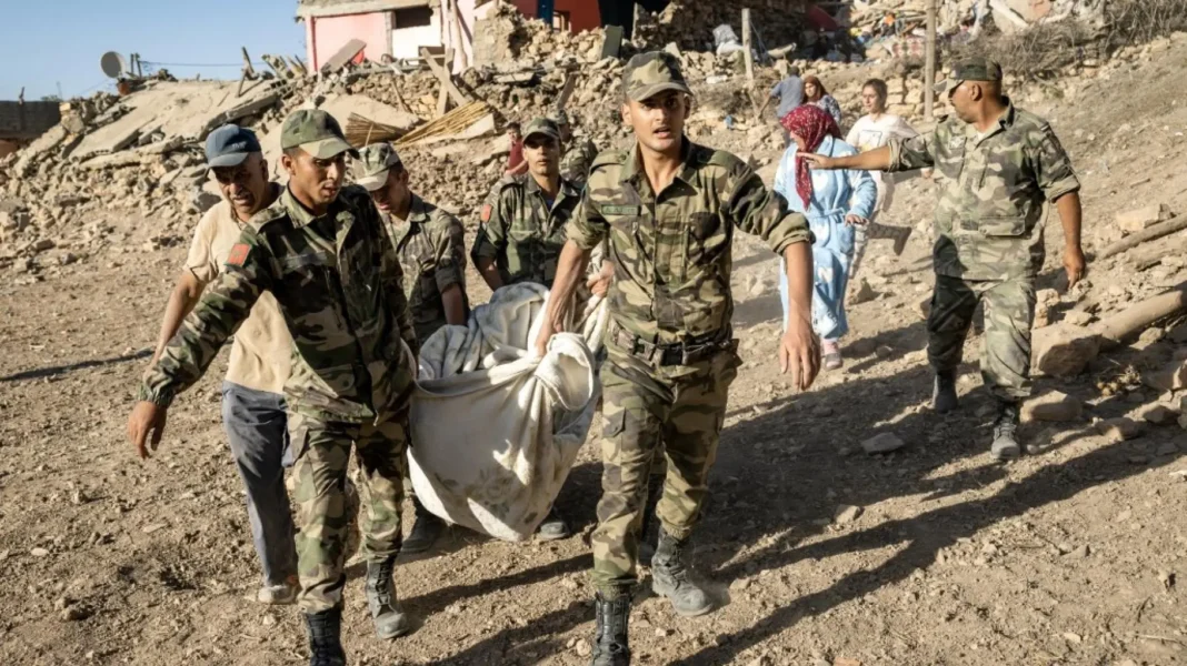 Secours britannique aidant lors du tremblement de terre au Maroc.
